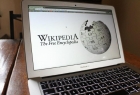 ويكيبيديا غاضبة: الذكاء الاصطناعي يسرق المحتوى والزيارات تتراجع