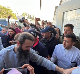 وصول 24 أسيرا محررا إلى مستشفى شهداء الأقصى وسط قطاع غزة