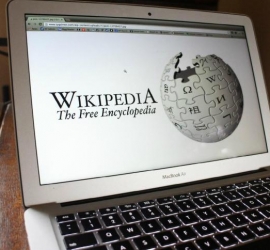 ويكيبيديا غاضبة: الذكاء الاصطناعي يسرق المحتوى والزيارات تتراجع