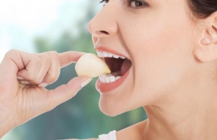 لماذا يستحق الثوم مكاناً ثابتاً في غذائك اليومي؟