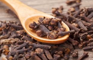 ماذا يحدث لجسمك عند تناول ماء القرنفل كل ليلة؟