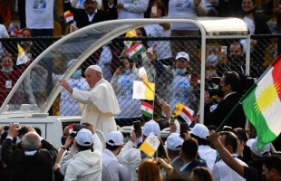 تحويل سيارة البابا فرنسيس إلى عيادة لأطفال غزة