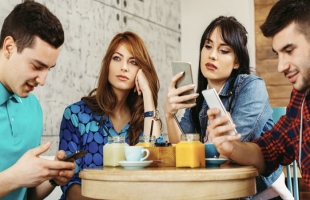 ساعة واحدة بعيدًا عن السوشيال ميديا.. هل تغير يومك؟