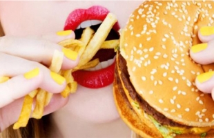 الأطعمة المصنعة تضعف عضلاتك حتى لو وزنك طبيعي