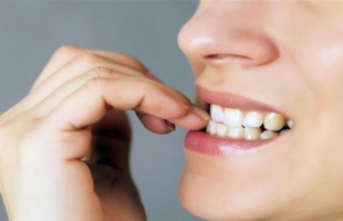 احذر.. عادة قضم الأظافر قد تسبب توقف القلب والتهاب الشغاف المعدي