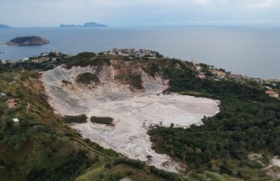 خبير الزلازل الهولندي الشهير يحذر من ظاهرة على سواحل المتوسط