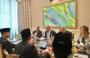 الشيخ يُطلع وزير الخارجية الإندونيسي على ما يتعرض له شعب فلسطين من حرب إبادة