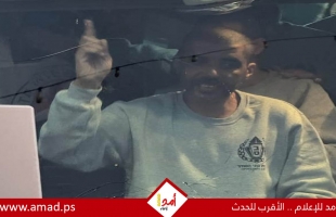 على رأسهم الزبيدي.. وصول حافلات الأسرى الفلسطنيين المفرج عنهم من سحن عوفر  إلى بيتونيا وقطاع غزة -  فيديو
