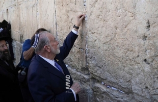 أمام حائط البراق..السفير الأمريكي هاكابي: "أؤدي صلاة كتبها ترامب بنفسه"- فيديو