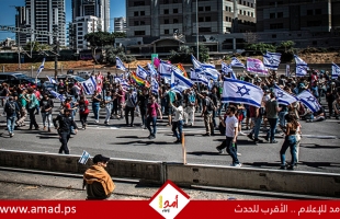 عائلات الرهائن تُغلق شارعاً في تل أبيب وتتهم نتنياهو بإفشال التوصل لاتفاق