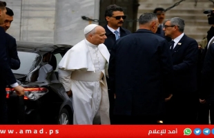 بابا الفاتيكان ليو يخلع حذاءه خلال زيارته لمسجد السلطان أحمد في إسطنبول