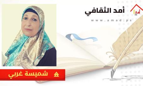 داخل السيارة السوداء الفخمة؛ يُجْري 