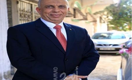 بَيَنَ مَاضٍ مِن الزّمانِ وَآتِ